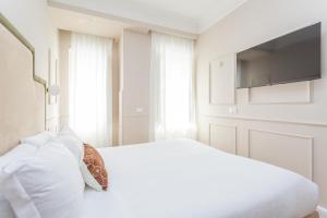 A television and/or entertainment centre at Rome Central Inn