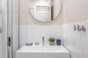 A bathroom at Rome Central Inn