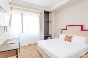 A bed or beds in a room at Rome Central Inn