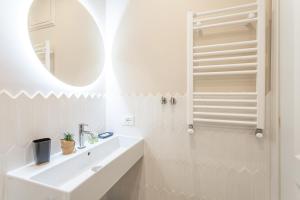 A bathroom at Rome Central Inn