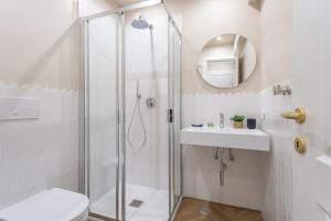 A bathroom at Rome Central Inn