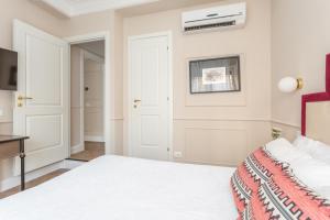 A bed or beds in a room at Rome Central Inn