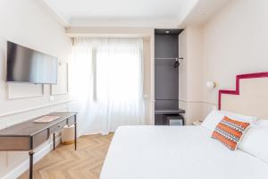 A bed or beds in a room at Rome Central Inn
