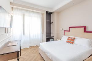 A bed or beds in a room at Rome Central Inn