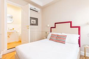 A bed or beds in a room at Rome Central Inn