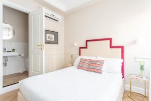 A bed or beds in a room at Rome Central Inn