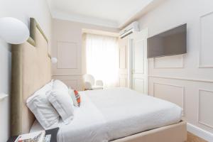 A television and/or entertainment centre at Rome Central Inn