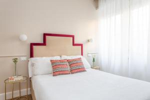 A bed or beds in a room at Rome Central Inn