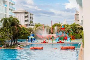 Bazén v ubytování My Resort Hua Hin - Top Floor, 104m2, Terrace, 8 Pools, 5 Min Beach & Cicada nebo v jeho okolí