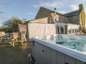 ein Whirlpool im Hinterhof eines Hauses in der Unterkunft Petty Knowes Cottage in Newcastle upon Tyne