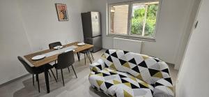 a living room with a table and a couch at Chambre spacieuse in Charleroi