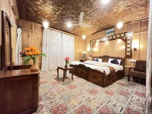 Floating Luxury Group Of Houseboats客房内的一张或多张床位