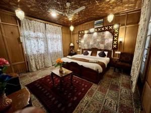 Floating Luxury Group Of Houseboats客房内的一张或多张床位