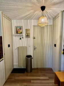 einen Flur mit Tür und Decke in der Unterkunft Appartement Les Airelles in Arâches-la-Frasse