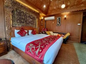 Floating Luxury Group Of Houseboats客房内的一张或多张床位