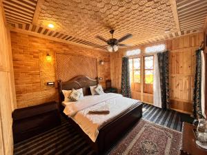 Floating Luxury Group Of Houseboats客房内的一张或多张床位