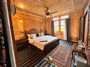 Floating Luxury Group Of Houseboats客房内的一张或多张床位