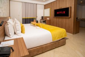 Postel nebo postele na pokoji v ubytování Oum Palace Hotel & Spa