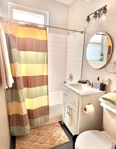シカゴにあるQuiet 1BR, Eat-In Kitchen, Close to Midwayの洗面台とシャワー付きのバスルーム