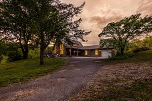 ブライソン・シティにあるCozy Family Getaway w Games Hot Tub & Fire Pitの砂利道付丘の上の家 +50枚の写真
