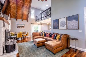 ブライソン・シティにあるCozy Family Getaway w Games Hot Tub & Fire Pitのソファとテーブルのあるリビングルーム