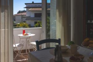 ヴァダにあるDimora Belvedere con mansarda e balcone a 5 minuti dal mareのテーブルと小さなテーブルのあるバルコニーの眺め