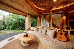 Χώρος καθιστικού στο Hideout Mountain by Ini Vie Hospitality