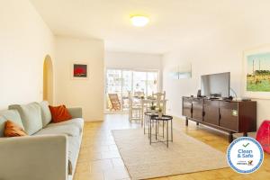 Μια τηλεόραση ή/και κέντρο ψυχαγωγίας στο Luz Vista Mar Apartment