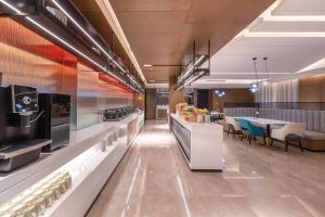 杭州杭州西溪西湖区文体中心亚朵酒店的厨房以及带桌椅的用餐区。