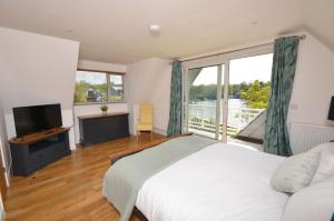 Postel nebo postele na pokoji v ubytování Wildwood Cottage on the river in Wroxham