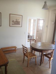 ヴィレルヴィルにあるLes Grands Houxのダイニングルーム(木製テーブル、椅子付)