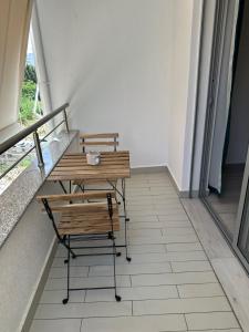 a table and a bench on a balcony at Maison de jolie in Golem