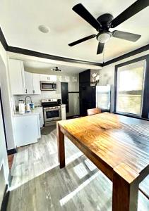シカゴにあるQuiet 1BR, Eat-In Kitchen, Close to Midwayのキッチン(木製テーブル、天井ファン付)