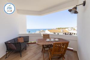 Pemandangan laut umum atau pemandangan laut yang diambil dari apartmen