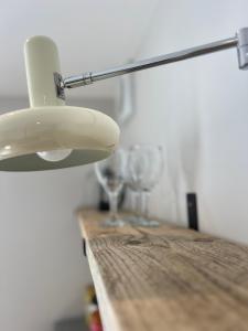 eine weiße Lampe auf einem Holztisch in der Unterkunft roof tops apartment in Ilfracombe