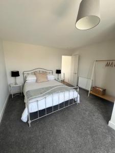 ein Schlafzimmer mit einem Bett und zwei Lampen in der Unterkunft roof tops apartment in Ilfracombe