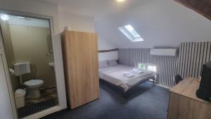 ein kleines Zimmer mit Bett und Toilette in der Unterkunft Old Style in Vratsa