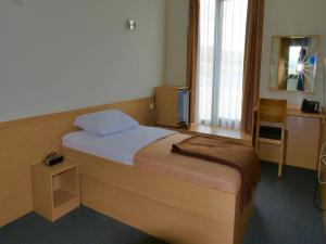 سرير أو أسرّة في غرفة في Hotel Lika Jug