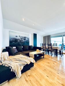 Predel za sedenje v nastanitvi Amazing 2BR Apt, 16-Mins to Blumengärten