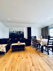Χώρος καθιστικού στο Amazing 2BR Apt, 16-Mins to Blumengärten