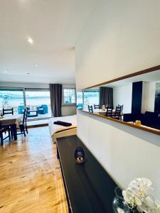 Μια τηλεόραση ή/και κέντρο ψυχαγωγίας στο Amazing 2BR Apt, 16-Mins to Blumengärten