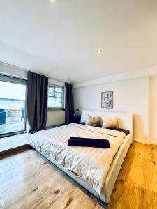 Ένα ή περισσότερα κρεβάτια σε δωμάτιο στο Amazing 2BR Apt, 16-Mins to Blumengärten