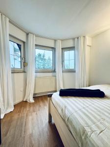 Postelja oz. postelje v sobi nastanitve Amazing 2BR Apt, 16-Mins to Blumengärten