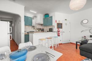 a kitchen and living room with a table and chairs at Casa Indie in Burgau
