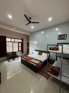 Letto o letti in una camera di Hotel Shree Ram