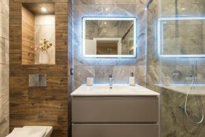 un baño con lavabo y espejo en City Center Luxury Studio, en Varna