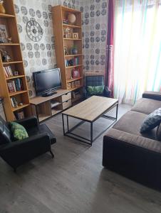 ein Wohnzimmer mit einer Couch und einem Couchtisch in der Unterkunft Vacances comme à la maison in Arnouville-lès-Gonesse + 31 Fotos