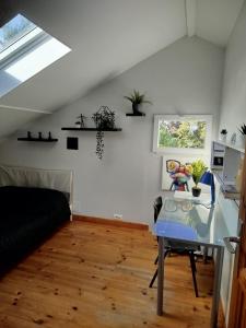 ein Zimmer mit einem Schreibtisch, einem Bett und einem Tisch in der Unterkunft Vacances comme à la maison in Arnouville-lès-Gonesse