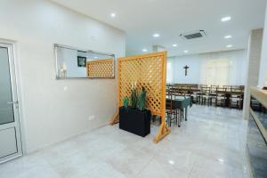 a room with a dining room with a table and chairs at Sobe Francis Međugorje in Međugorje