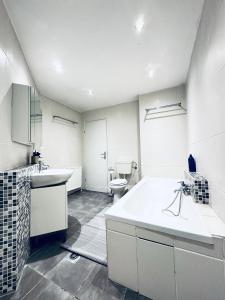Ένα μπάνιο στο Amazing 2BR Apt, 16-Mins to Blumengärten +16 φωτογραφίες